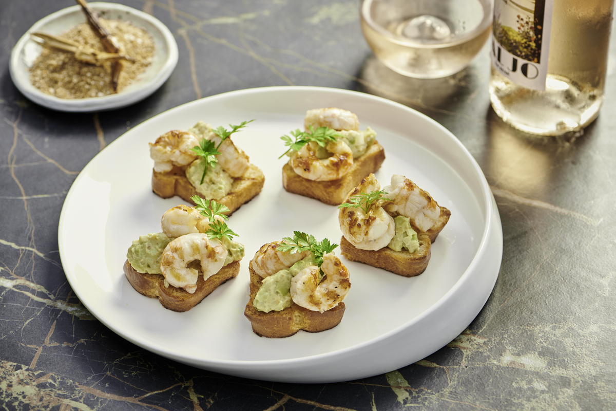 Talianske crostini s avokádovým šalátom a grilovanými langustami